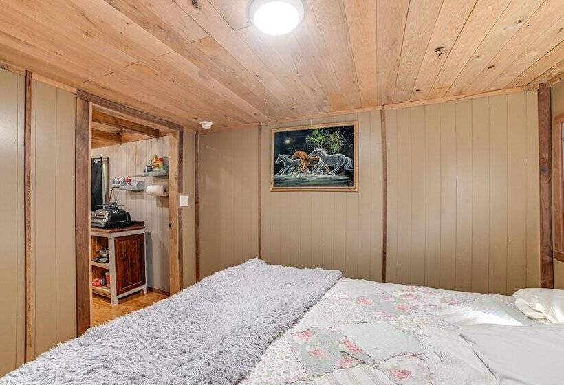 Peaceful Kentucky Countryside Cabin W/ Porch