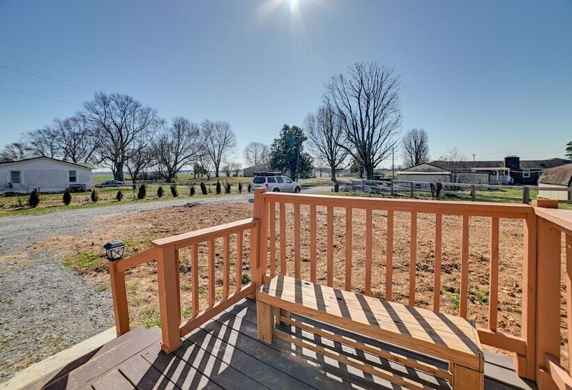 Peaceful Kentucky Countryside Cabin W/ Porch