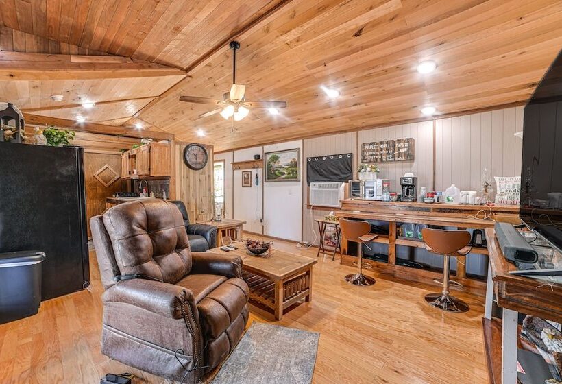 Peaceful Kentucky Countryside Cabin W/ Porch