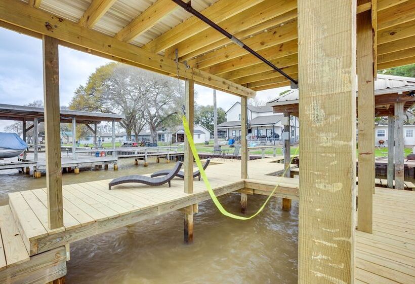 Lakefront Livingston Retreat W/ Dock & Fire Pit!