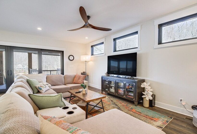 Lakefront Moneta Home W/ Hot Tub & Boat Dock!