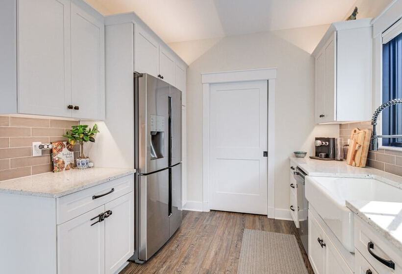 Lakefront Moneta Home W/ Hot Tub & Boat Dock!