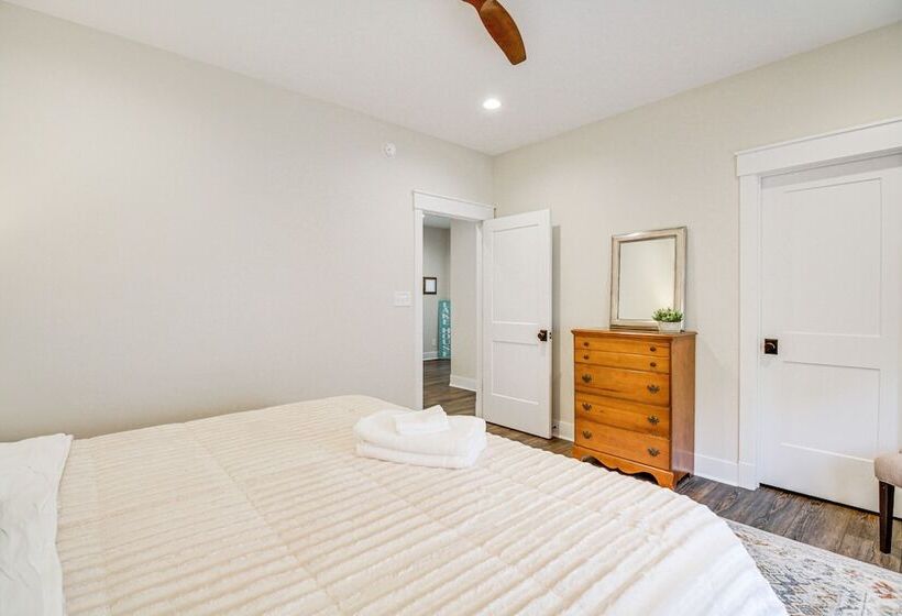 Lakefront Moneta Home W/ Hot Tub & Boat Dock!