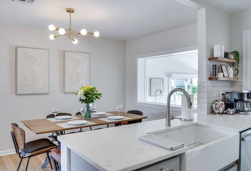 Lakeland Retreat W/ Private Pool & Yard Games!