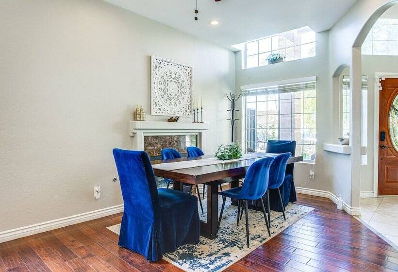 Large Las Vegas Home W/ Pool, Hot Tub + Game Room