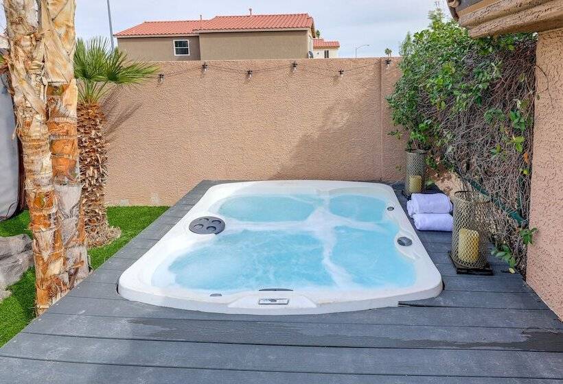 Large Las Vegas Home W/ Pool, Hot Tub + Game Room