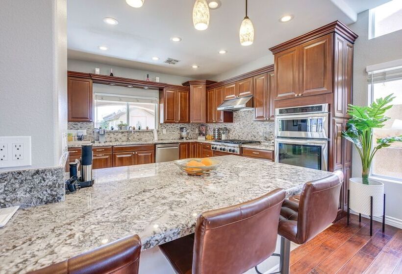 Large Las Vegas Home W/ Pool, Hot Tub + Game Room