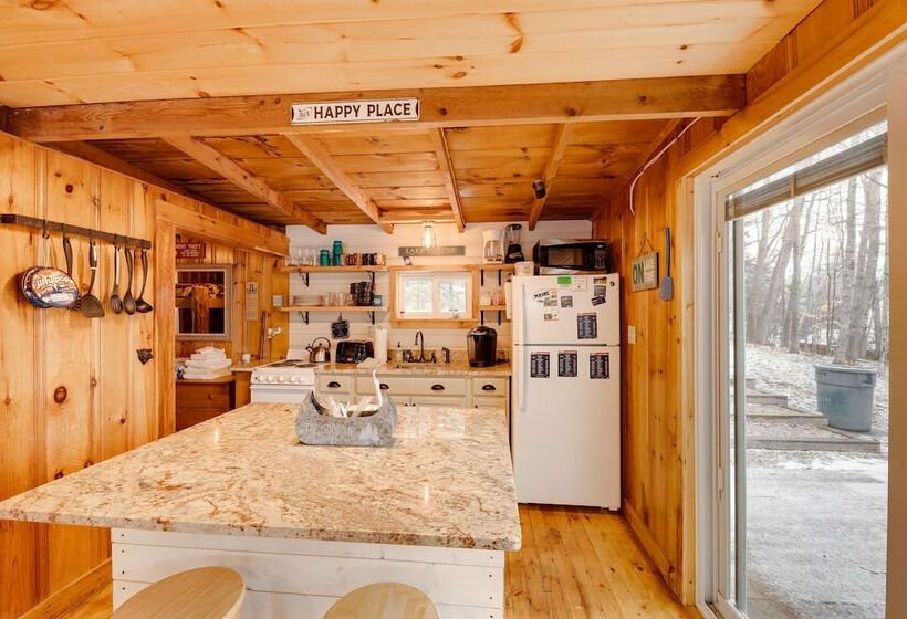 Lovely Maine Cabin W/ Deck, Gas Grill & Fire Pit!