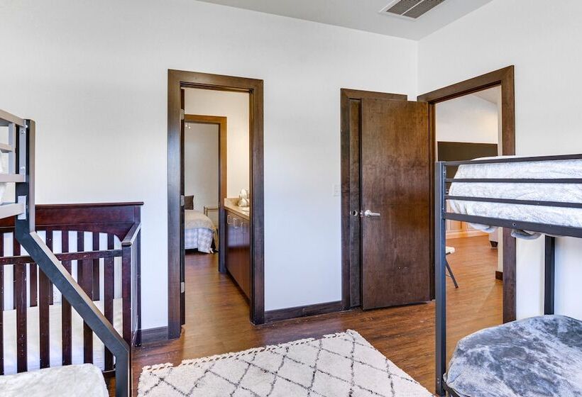 Marionville Cottage On 70 Acres W/ Recreation Room