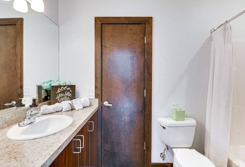 Marionville Cottage On 70 Acres W/ Recreation Room