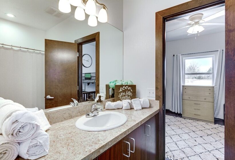 Marionville Cottage On 70 Acres W/ Recreation Room