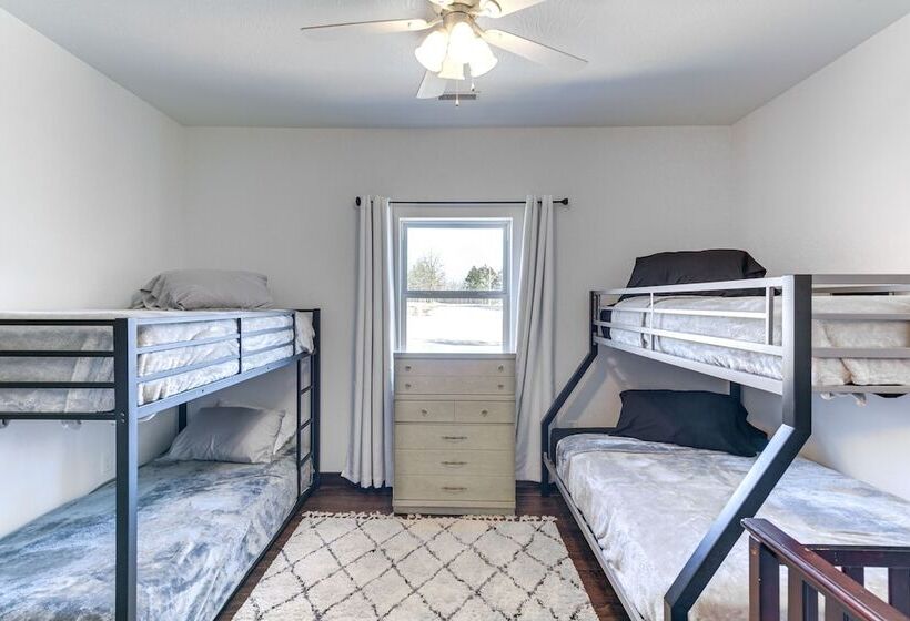 Marionville Cottage On 70 Acres W/ Recreation Room