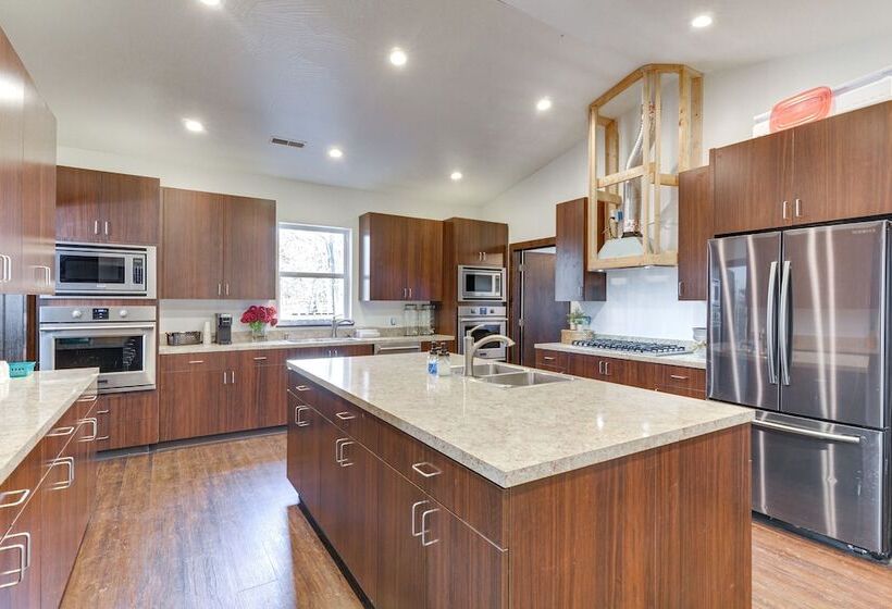 Marionville Cottage On 70 Acres W/ Recreation Room