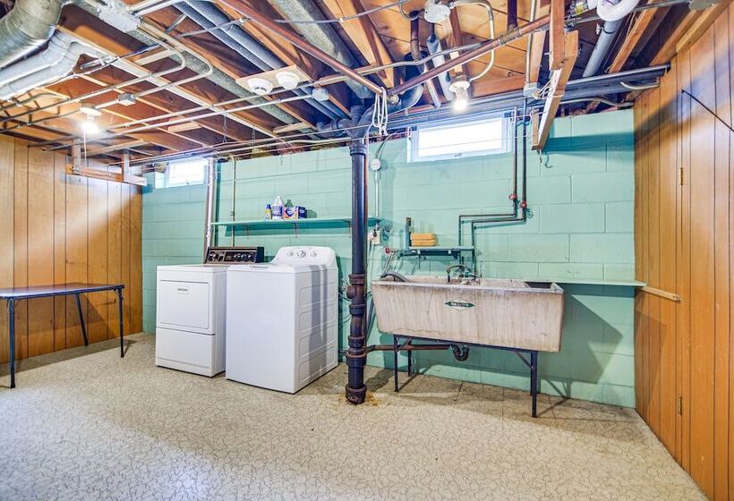 Milwaukee Home W/ Fire Pit ~ 8 Mi To Lake Michigan