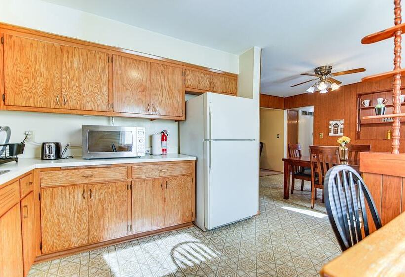 Milwaukee Home W/ Fire Pit ~ 8 Mi To Lake Michigan