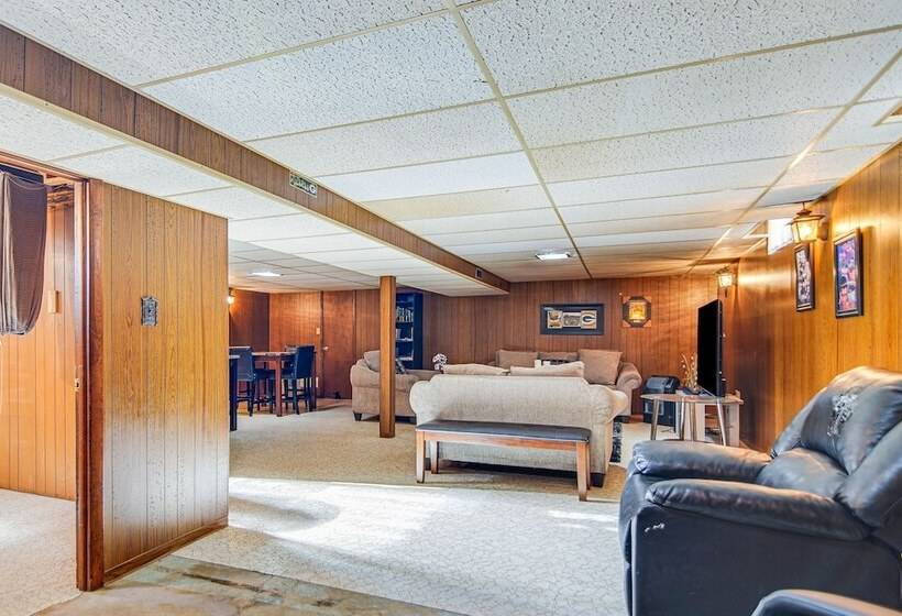 Milwaukee Home W/ Fire Pit ~ 8 Mi To Lake Michigan