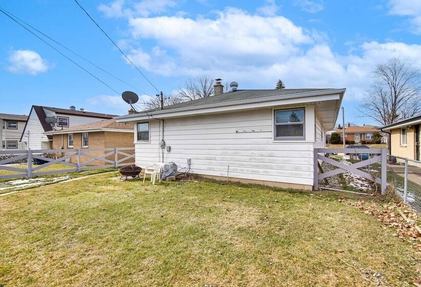 Milwaukee Home W/ Fire Pit ~ 8 Mi To Lake Michigan