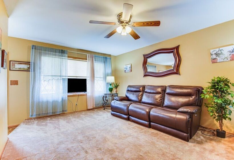 Milwaukee Home W/ Fire Pit ~ 8 Mi To Lake Michigan