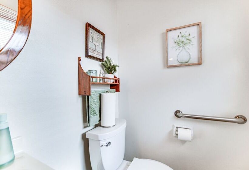 Milwaukee Home W/ Fire Pit ~ 8 Mi To Lake Michigan