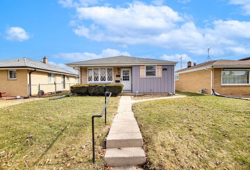 Milwaukee Home W/ Fire Pit ~ 8 Mi To Lake Michigan