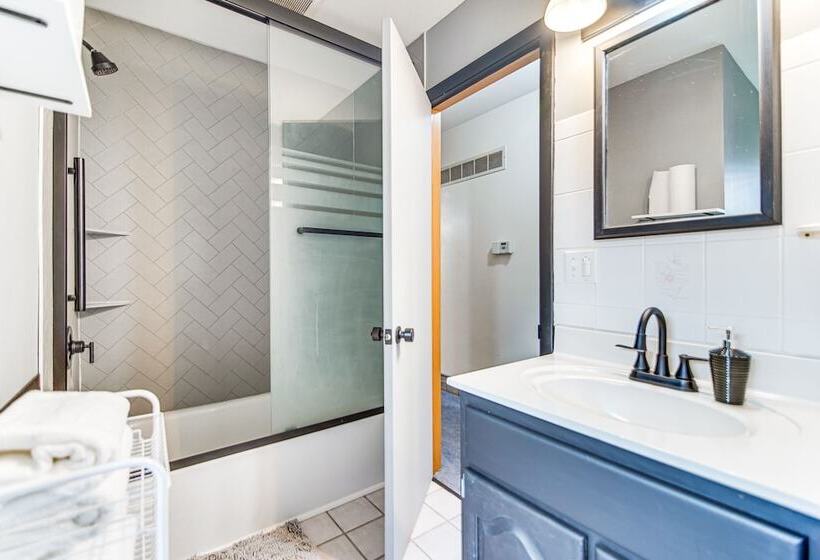 Milwaukee Home W/ Fire Pit ~ 8 Mi To Lake Michigan