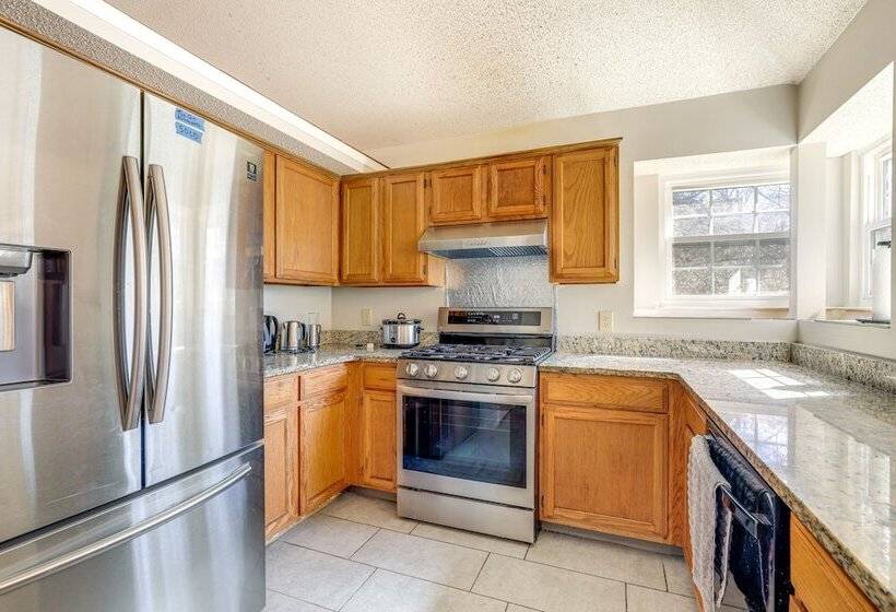 Minimalist Alpharetta Home W/ Balcony Near Atlanta