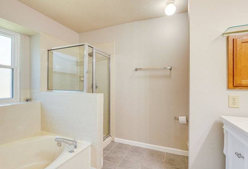 Minimalist Alpharetta Home W/ Balcony Near Atlanta