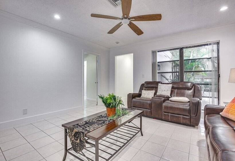 15 Mi To Beach: Modern Coral Springs Home