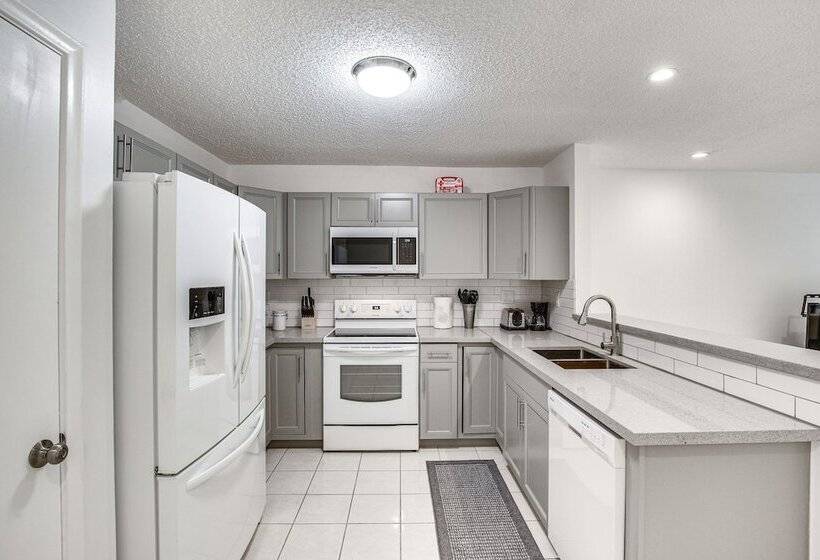 15 Mi To Beach: Modern Coral Springs Home