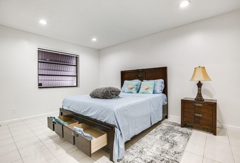 15 Mi To Beach: Modern Coral Springs Home