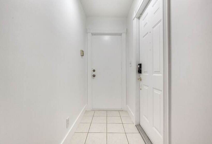 15 Mi To Beach: Modern Coral Springs Home
