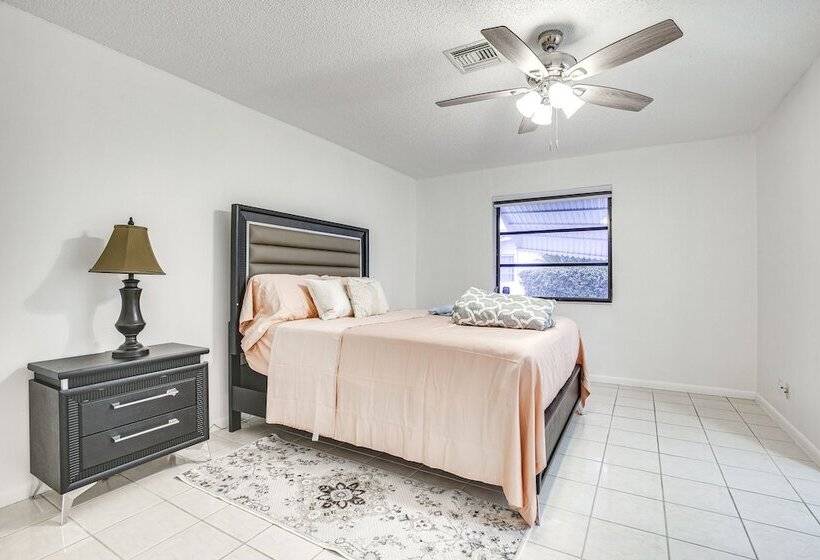 15 Mi To Beach: Modern Coral Springs Home