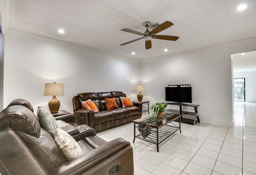 15 Mi To Beach: Modern Coral Springs Home