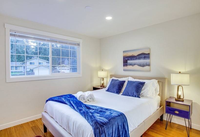 Modern Kirkland Home W/ Sauna & Outdoor Fireplace