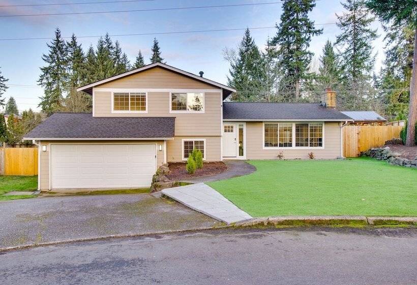 Modern Kirkland Home W/ Sauna & Outdoor Fireplace
