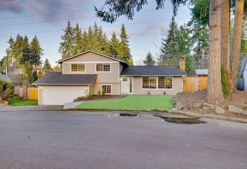 Modern Kirkland Home W/ Sauna & Outdoor Fireplace