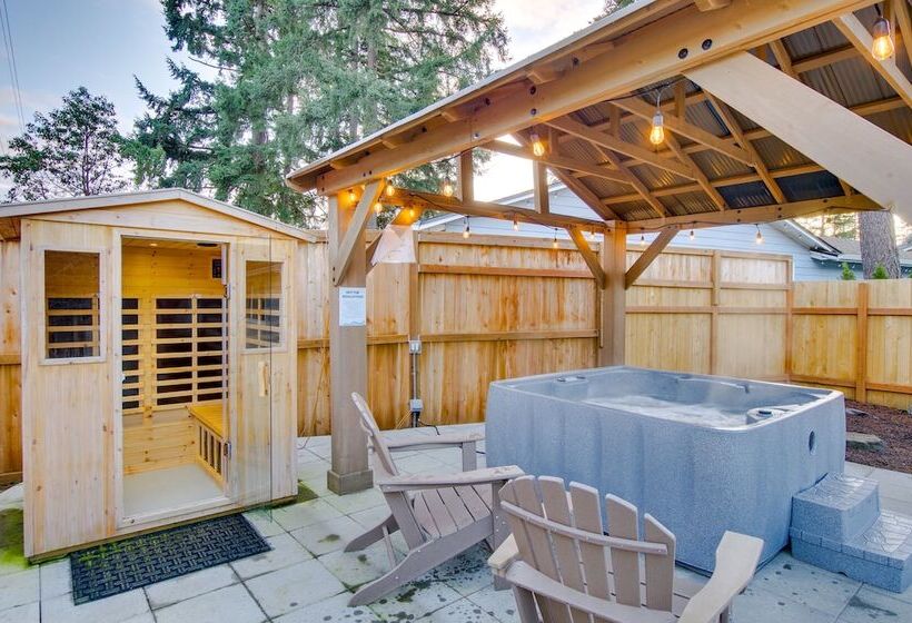 Modern Kirkland Home W/ Sauna & Outdoor Fireplace