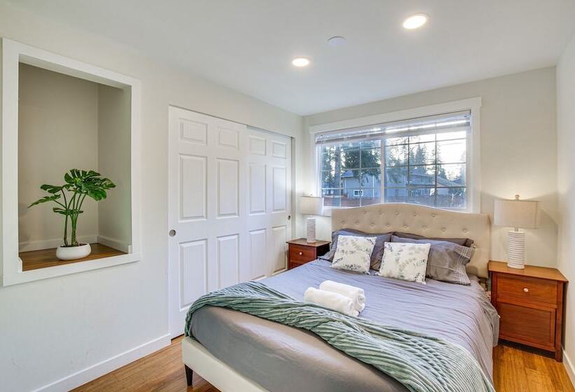 Modern Kirkland Home W/ Sauna & Outdoor Fireplace