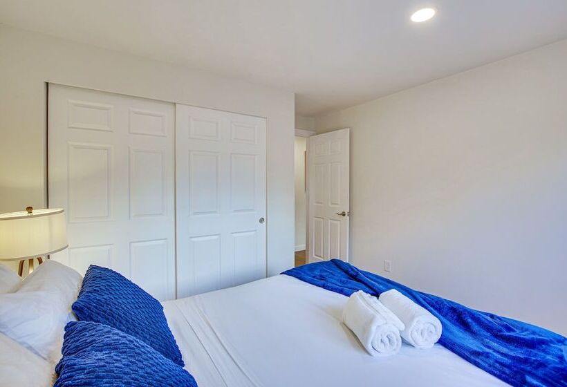 Modern Kirkland Home W/ Sauna & Outdoor Fireplace