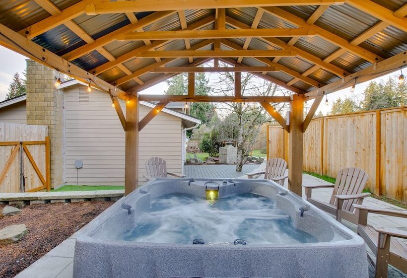 Modern Kirkland Home W/ Sauna & Outdoor Fireplace