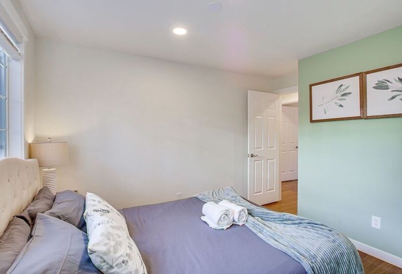 Modern Kirkland Home W/ Sauna & Outdoor Fireplace