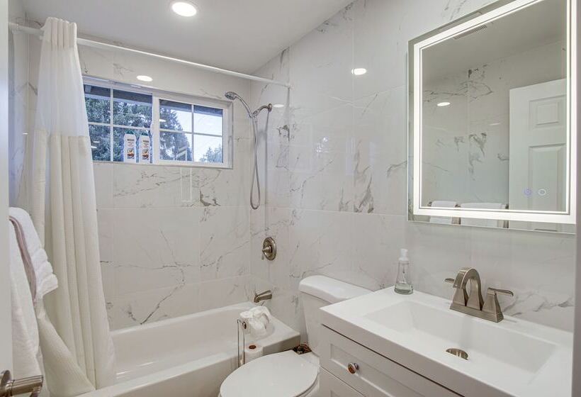 Modern Kirkland Home W/ Sauna & Outdoor Fireplace