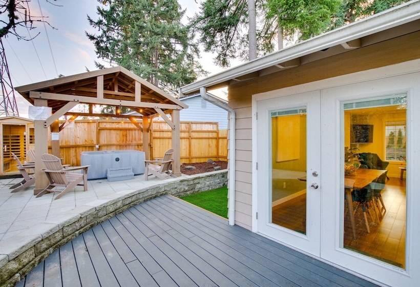 Modern Kirkland Home W/ Sauna & Outdoor Fireplace