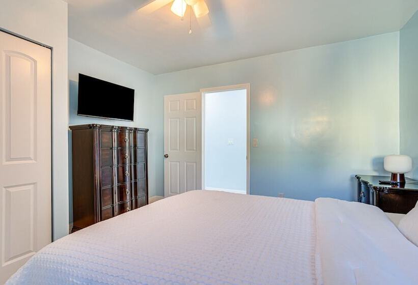 North Miami Home W/ Central A/c: Walk To Beaches!