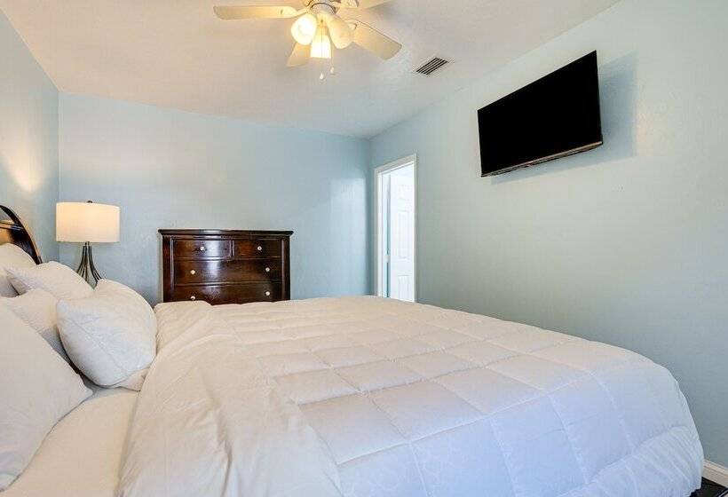 North Miami Home W/ Central A/c: Walk To Beaches!