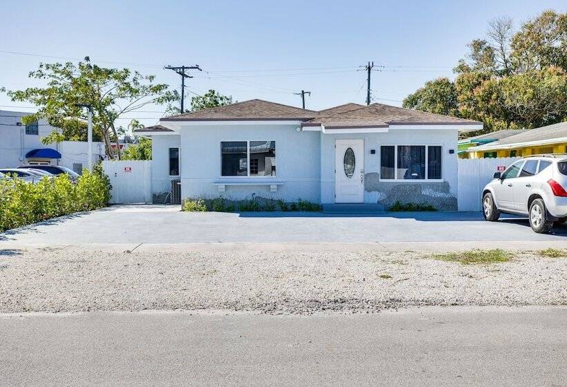 North Miami Home W/ Central A/c: Walk To Beaches!