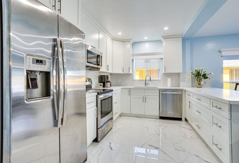 North Miami Home W/ Central A/c: Walk To Beaches!