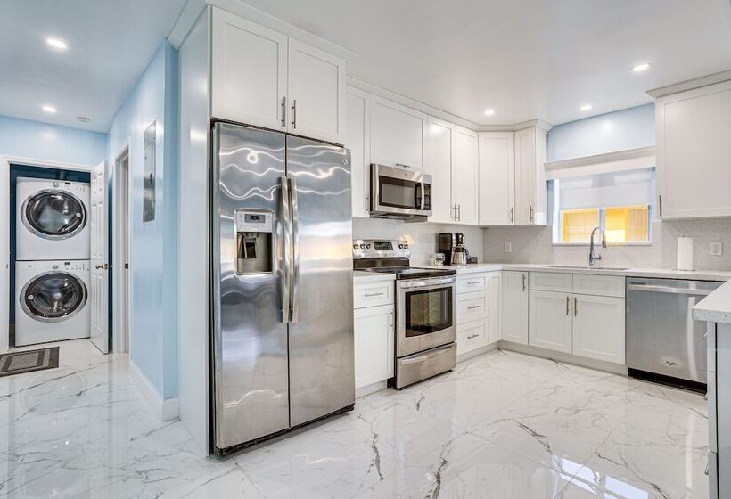 North Miami Home W/ Central A/c: Walk To Beaches!