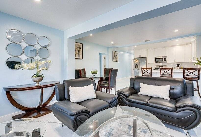 North Miami Home W/ Central A/c: Walk To Beaches!