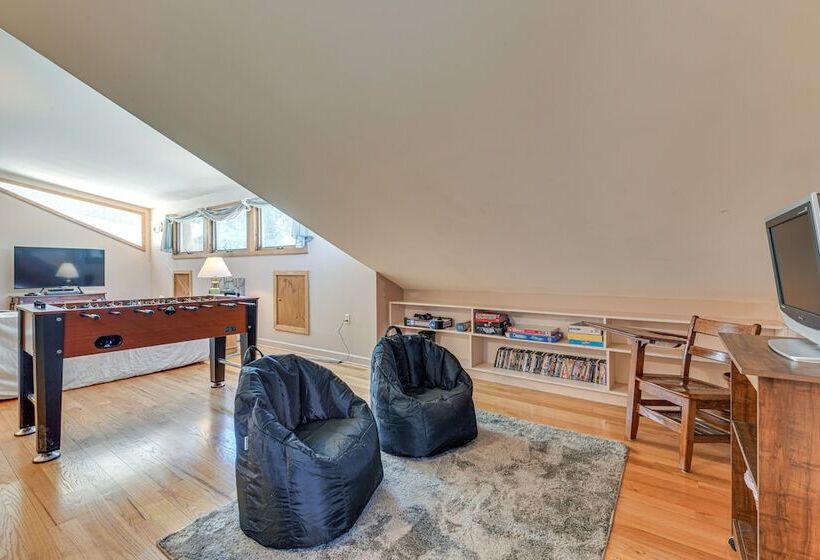 Peaceful Bryson City Cabin W/ Hot Tub & Deck!